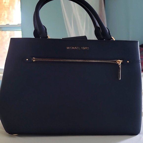Micheal Kors navy purse - Picture 1 of 4